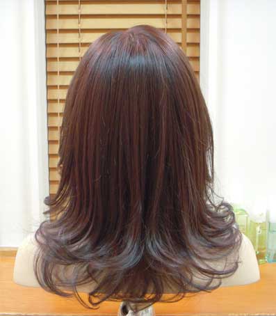 医療用ウィッグ フェミニンなミディアムスタイル後ろ